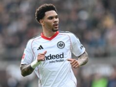 Cieľ prestupov Arsenalu a Liverpoolu reaguje na záujem Premier League Nnamdi Collins je spájaný s výjazdom z Frankfurtu