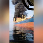 Čierny dym sa valí z ropného tankera neďaleko Hormuzského prielivu | Izraelsko-iránsky konflikt