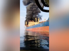 Čierny dym sa valí z ropného tankera neďaleko Hormuzského prielivu | Izraelsko-iránsky konflikt Čierny dym sa valí z ropného tankera neďaleko Hormuzského prielivu | Izraelsko-iránsky konflikt