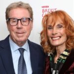 Majiteľ dostihového koňa Harry Redknapp sleduje, ako sa 23. februára 2026 zohrieva nádejný hráč Cheltenham Festivalu The Jukebox Man v stajni Ben Pauling v Naunton Downs Estate neďaleko Cheltenhamu v západnom Anglicku.