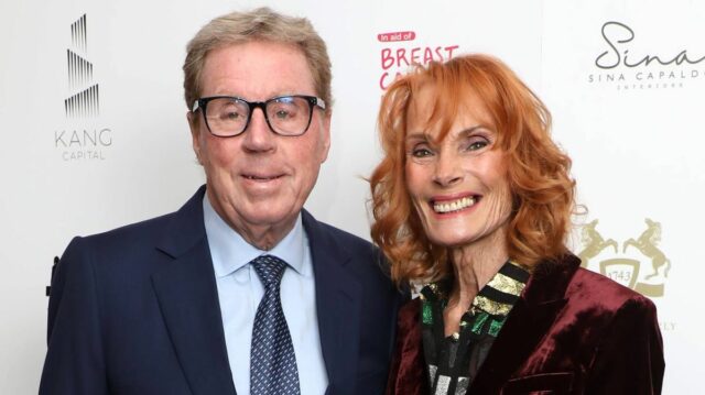 Majiteľ dostihového koňa Harry Redknapp sleduje, ako sa 23. februára 2026 zohrieva nádejný hráč Cheltenham Festivalu The Jukebox Man v stajni Ben Pauling v Naunton Downs Estate neďaleko Cheltenhamu v západnom Anglicku.