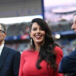 PARÍŽ, FRANCÚZSKO - 28. MÁJ: Majitelia Liverpoolu, John W. Henry, manželka Linda Pizzuti Henry a Tom Werner sa stretávajú pred finálovým zápasom Ligy majstrov UEFA medzi Liverpool FC a Real Madrid na Stade de France 28. mája 2022 v Paríži vo Francúzsku. (Foto: Michael Regan – UEFA/UEFA cez Getty Images)
