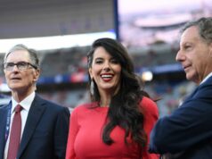 Čistý majetok majiteľov Liverpoolu stúpol o 225 miliónov libier, keď bol zverejnený nový zoznam miliardárov PARÍŽ, FRANCÚZSKO - 28. MÁJ: Majitelia Liverpoolu, John W. Henry, manželka Linda Pizzuti Henry a Tom Werner sa stretávajú pred finálovým zápasom Ligy majstrov UEFA medzi Liverpool FC a Real Madrid na Stade de France 28. mája 2022 v Paríži vo Francúzsku. (Foto: Michael Regan – UEFA/UEFA cez Getty Images)