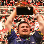 Luke Littler drží trofej na UK Open