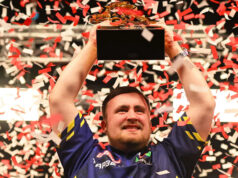 Čo je to UK Open? Luke Littler drží trofej na UK Open