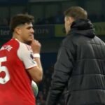 Fabian Hurzeler bol rozzúrený taktikou Arsenalu, ktorá mrhala časom proti jeho Brightonu, a zdanlivo sa pustil do neslušného žartovania na Piera Hincapieho.