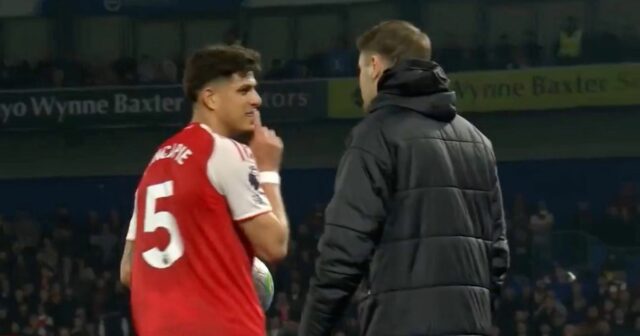 Fabian Hurzeler bol rozzúrený taktikou Arsenalu, ktorá mrhala časom proti jeho Brightonu, a zdanlivo sa pustil do neslušného žartovania na Piera Hincapieho.