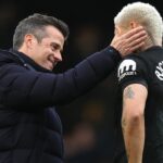 Marco Silva a Richarlison sa rozprávajú po zápase Premier League medzi Fulhamom a Tottenhamom Hotspur v Craven Cottage