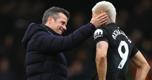 Marco Silva a Richarlison sa rozprávajú po zápase Premier League medzi Fulhamom a Tottenhamom Hotspur v Craven Cottage