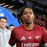 Myles Lewis-Skelly pred zápasom 16. kola Ligy majstrov UEFA 2025/2026 medzi Bayerom 04 Leverkusen a Arsenalom FC.