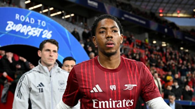 Myles Lewis-Skelly pred zápasom 16. kola Ligy majstrov UEFA 2025/2026 medzi Bayerom 04 Leverkusen a Arsenalom FC. 