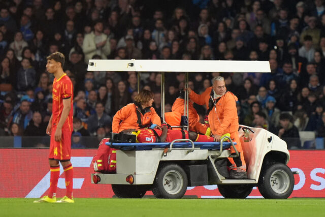 Čo sa stalo, keď hráč Lecce Banda skolaboval počas zápasu Čo sa stalo, keď hráč Lecce Banda skolaboval počas zápasu v Neapole