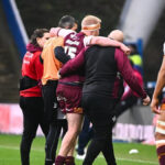 Matty English pomáha z ihriska počas tohtosezónneho zápasu Huddersfield Giants proti Hull KR