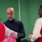 Pep Guardiola sa rozpráva s Bukayom Sakom, Eberechim Ezem a Gabrielom Jesusom v tuneli vo Wembley