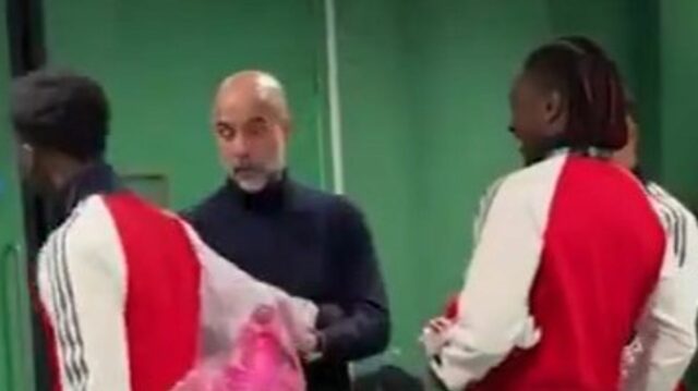 Pep Guardiola sa rozpráva s Bukayom Sakom, Eberechim Ezem a Gabrielom Jesusom v tuneli vo Wembley