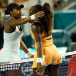 21. marca 2026; Miami Gardens, FL, USA; Coco Gauff (USA) (L) objíma Alyciu Parks (USA) (R) pri sieti po ich zápase v piaty deň turnaja Miami Open 2026 na Hard Rock Stadium. Povinný kredit: Geoff Burke-Imagn Images