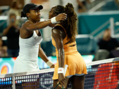 Coco Gauff dúfa, že Serena Williamsová to s návratom myslí vážne 21. marca 2026; Miami Gardens, FL, USA; Coco Gauff (USA) (L) objíma Alyciu Parks (USA) (R) pri sieti po ich zápase v piaty deň turnaja Miami Open 2026 na Hard Rock Stadium. Povinný kredit: Geoff Burke-Imagn Images