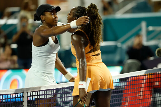 21. marca 2026; Miami Gardens, FL, USA; Coco Gauff (USA) (L) objíma Alyciu Parks (USA) (R) pri sieti po ich zápase v piaty deň turnaja Miami Open 2026 na Hard Rock Stadium. Povinný kredit: Geoff Burke-Imagn Images