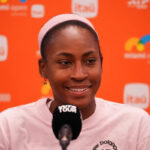 MIAMI GARDENS, FLORIDA – 17. marca: Coco Gauff zo Spojených štátov hovorí pre médiá v deň 1 Miami Open na Hard Rock Stadium 17. marca 2026 v Miami Gardens na Floride. (Foto od Rich Story/Getty Images)