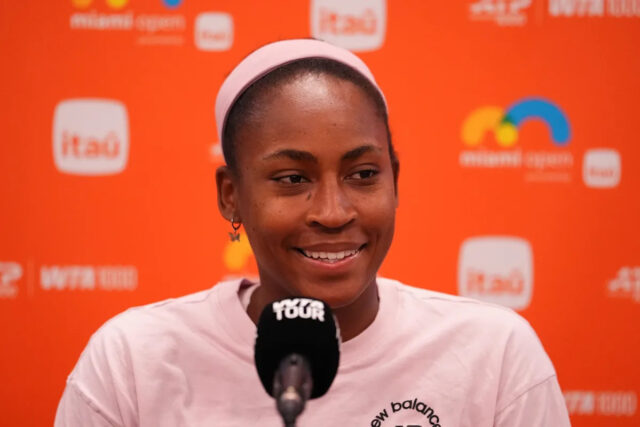 MIAMI GARDENS, FLORIDA – 17. marca: Coco Gauff zo Spojených štátov hovorí pre médiá v deň 1 Miami Open na Hard Rock Stadium 17. marca 2026 v Miami Gardens na Floride. (Foto od Rich Story/Getty Images)
