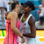 28. marca 2026; Miami Gardens, FL, USA; Bieloruska Aryna Sabalenková sa objíma s Coco Gauffovou zo Spojených štátov po tom, čo ju zdolala vo finále ženskej dvojhry na Hard Rock Stadium. Povinný kredit: Mike Frey-Imagn Images