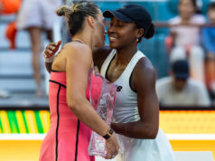 Coco Gauffová prepadla Aryne Sabalenkovej v majstrovskom zápase Miami Open 28. marca 2026; Miami Gardens, FL, USA; Bieloruska Aryna Sabalenková sa objíma s Coco Gauffovou zo Spojených štátov po tom, čo ju zdolala vo finále ženskej dvojhry na Hard Rock Stadium. Povinný kredit: Mike Frey-Imagn Images