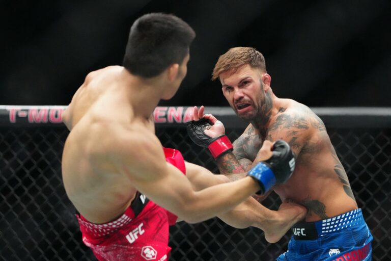 Cody Garbrandt zvracia v oktagone po dvoch nízkych úderoch – ale stále vyhráva na UFC 326