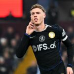 Cole Palmer z Chelsea oslavuje strelenie tretieho gólu svojho tímu počas zápasu Premier League medzi Aston Villou a Chelsea vo Villa Parku 4. marca 2026 v Birminghame v Anglicku.