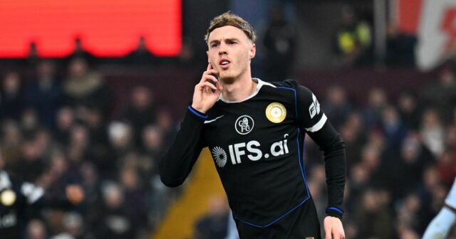 Cole Palmer z Chelsea oslavuje strelenie tretieho gólu svojho tímu počas zápasu Premier League medzi Aston Villou a Chelsea vo Villa Parku 4. marca 2026 v Birminghame v Anglicku.