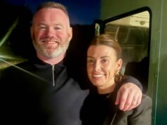 Coleen Rooney hovorí, že Wayne, ktorý je doma viac, je „otravný“, keď ho videli na britskej párty Wayne a Coleen Rooneyovci