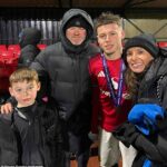 Coleen a Wayne Rooney hrdo sledovali, ako ich syn Kai získal v utorok titul Premier League do 16 rokov s Manchestrom United.