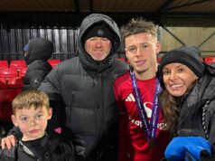 Coleen a Wayne Rooneyovci sú každým kúskom hrdí rodičia, keďže syn Kai (16) kráča v otcových futbalových šľapajach a s Manchestrom United vyhral Premier League Shield do 16 rokov. Coleen a Wayne Rooney hrdo sledovali, ako ich syn Kai získal v utorok titul Premier League do 16 rokov s Manchestrom United.