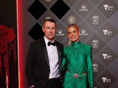 Collingwood odpovedal na „nespravodlivé“ a „nezodpovedné“ špekulácie o rodinnom živote trénera Craiga McRae Collingwood odpálil „nespravodlivé“ a „úplne falošné“ špekulácie, že Craig McRae a jeho manželka Gabrielle (na obrázku) mali vo vzťahu problémy.