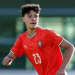 RIJÁD, SAUDSKÁ ARÁBIA – 3. JANUÁRA: Cristiano Ronaldo a jeho syn Cristiano Ronaldo Jr. vítajú dav počas oficiálneho odhalenia Cristiana Ronalda ako hráča Al Nassr na štadióne Mrsool Park 3. januára 2023 v Rijáde v Saudskej Arábii. (Foto: Yasser Bakhsh/Getty Images)