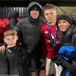 Syn Wayna Rooneyho, Kai (druhý vpravo), sa teší z úspechu v akadémii Manchestru United