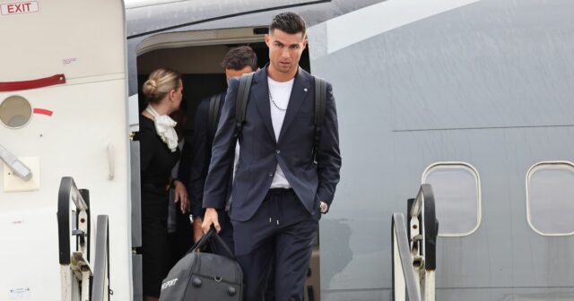 BURAYDAH, SAUDSKÁ ARÁBIA – 25. FEBRUÁRA: Cristiano Ronaldo z Al Nassr sa pozerá počas zápasu Saudi Pro League medzi Al Najmah a Al Nassr na King Abdullah Sport City Stadium 25. februára 2026 v Buraydah, Saudská Arábia. (Foto: Yasser Bakhsh/Getty Images)