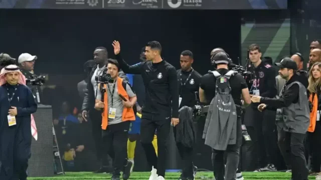 Cristiano Ronaldo vo víťaznom zápase Al Nassr odkulhal a hodiny na majstrovstvách sveta boli hlasnejšie
