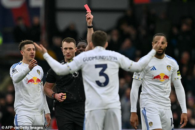 Crystal Palace 0:0 Leeds: Patová situácia v Selhurst Parku zatienená Rozhodca Thomas Bramall zrejme zabudol, že už mával žltou kartou smerom k Gabrielovi Gudmundssonovi, než ho znova potrestal