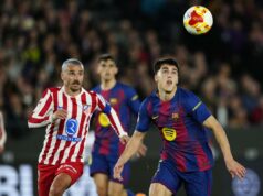 Cubarsiho najlepší výkon sezóny Cubarsi a Raphinha sa objímajú.