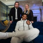 Multimediálna reportérka Charlotte Dalyová (na snímke s Oleksandrom Usykom a Anthonym Joshuom minulý víkend) bola ocenená v kategórii písania aj vysielania.