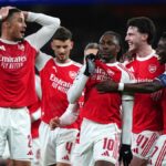 Eberechi Eze z Arsenalu oslavuje