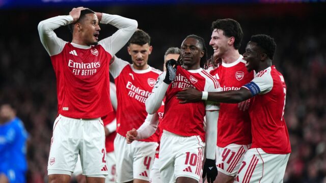 Eberechi Eze z Arsenalu oslavuje