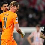 Cristian Romero sa rozpráva s Antoninom Kinským, keď ho vystriedal počas zápasu Ligy majstrov medzi Atleticom de Madrid a Tottenhamom Hotspur