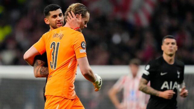 Cristian Romero sa rozpráva s Antoninom Kinským, keď ho vystriedal počas zápasu Ligy majstrov medzi Atleticom de Madrid a Tottenhamom Hotspur