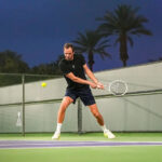 Daniil Medvedev sa zahrieva na tréningových ihriskách po príchode na BNP Paribas Open v Indian Wells, Kalifornia, v stredu 4. marca 2026. Medvedev spolu s niekoľkými ďalšími hráčmi ATP dočasne uviazli v Dubaji z dôvodu uzavretia vzdušného priestoru okolo Blízkeho východu v reakcii na prebiehajúce boje v regióne.