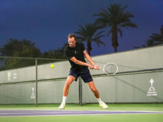 Daniil Medvedev oficiálne prichádza na tenisový turnaj Indian Wells Daniil Medvedev sa zahrieva na tréningových ihriskách po príchode na BNP Paribas Open v Indian Wells, Kalifornia, v stredu 4. marca 2026. Medvedev spolu s niekoľkými ďalšími hráčmi ATP dočasne uviazli v Dubaji z dôvodu uzavretia vzdušného priestoru okolo Blízkeho východu v reakcii na prebiehajúce boje v regióne.