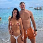 Danika Mason je na fotke so snúbencom Liamom Knightom krátko po ich zásnubách. Teraz, keď sa vracia žiť do Austrálie, sa budú vidieť oveľa viac