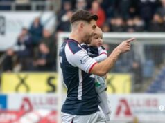 Dar sluchu, ktorý dostal syn krajného obrancu Falkirku Leona McCanna, je jedným z najlepších príbehov v sezóne plnej týchto príbehov. Obranca Falkirku Leon McCann so svojím synom Brooksom, ktorý dostal kochleárne implantáty