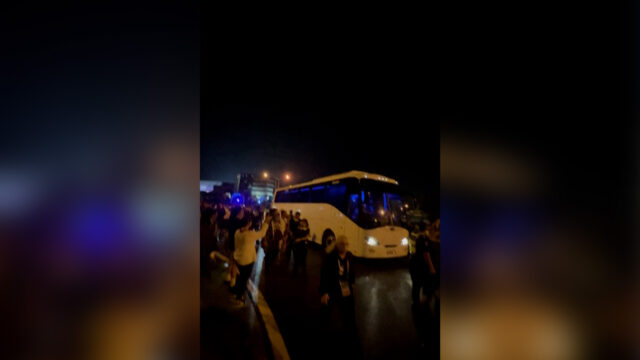 Dav skanduje „zachráň naše dievčatá“ v autobuse s tímom iránskych žien | Americko-izraelská vojna proti Iran News
