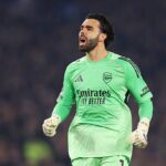 Fanúšik Arsenalu sa odfotil s rukavicou Davida Raya z Arsenalu po zápase Premier League medzi Brighton & Hove Albion a...